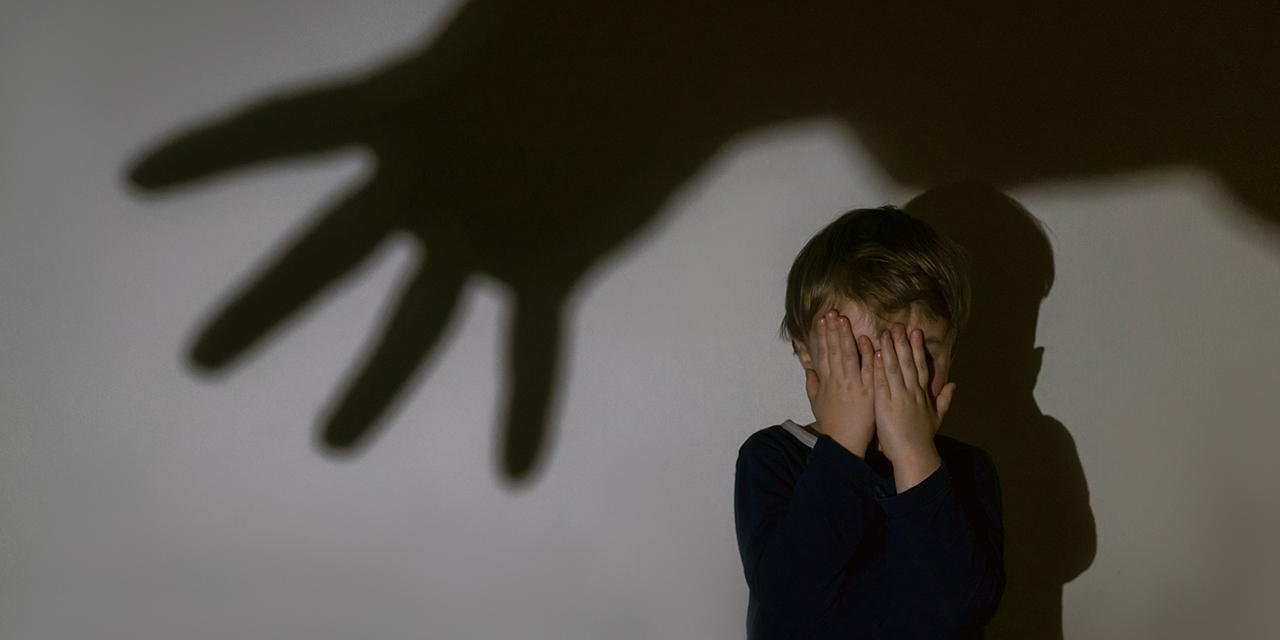 Fransa'da Korkunç Olay: 9 Yaşındaki Çocuk İki Yıl Boyunca Bir Minibüste Kilitli Tutuldu