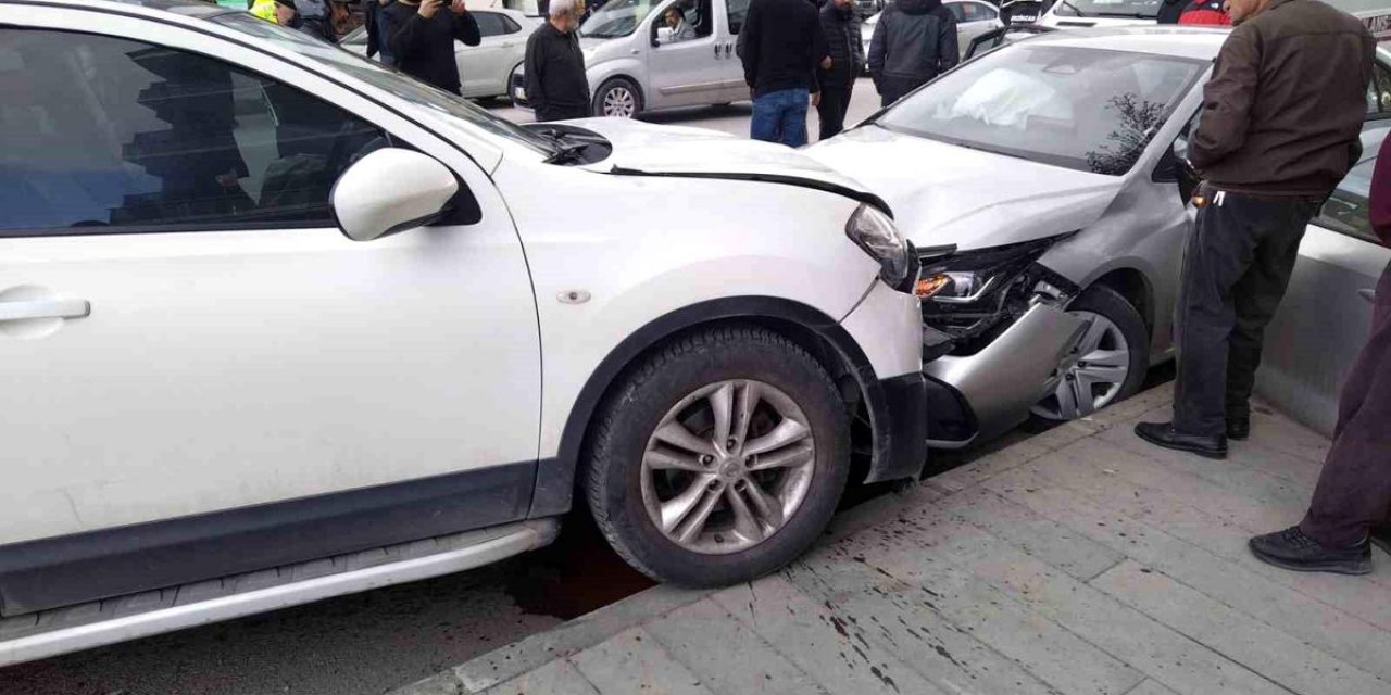 Erzincan'da Trafik Kazası: 2 Yaralı