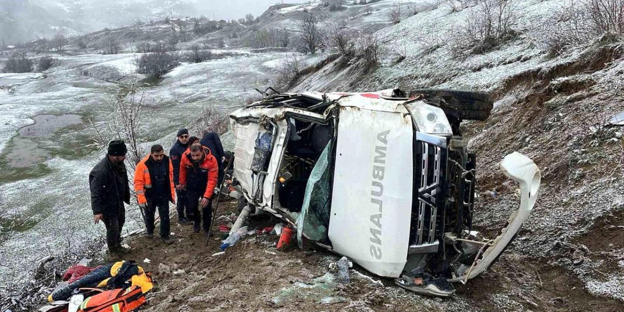 Artvin'de Ambulans Uçuruma Yuvarlandı: 1 Ölü, 4 Yaralı