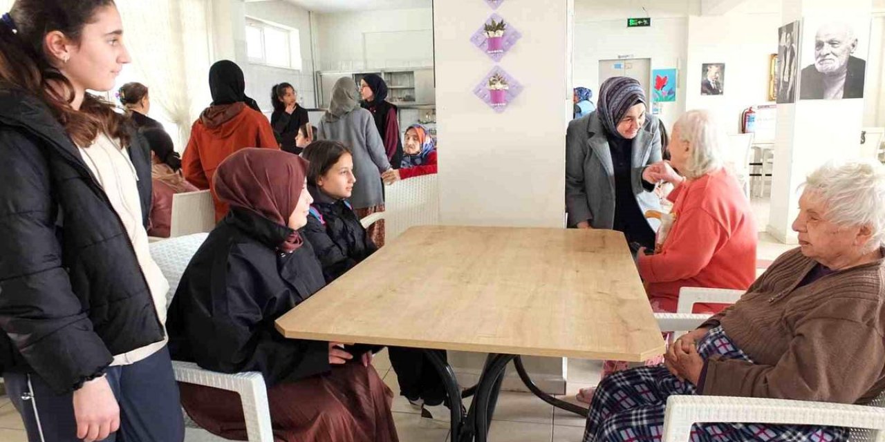 Öğrencilerden Huzurevi Ziyareti