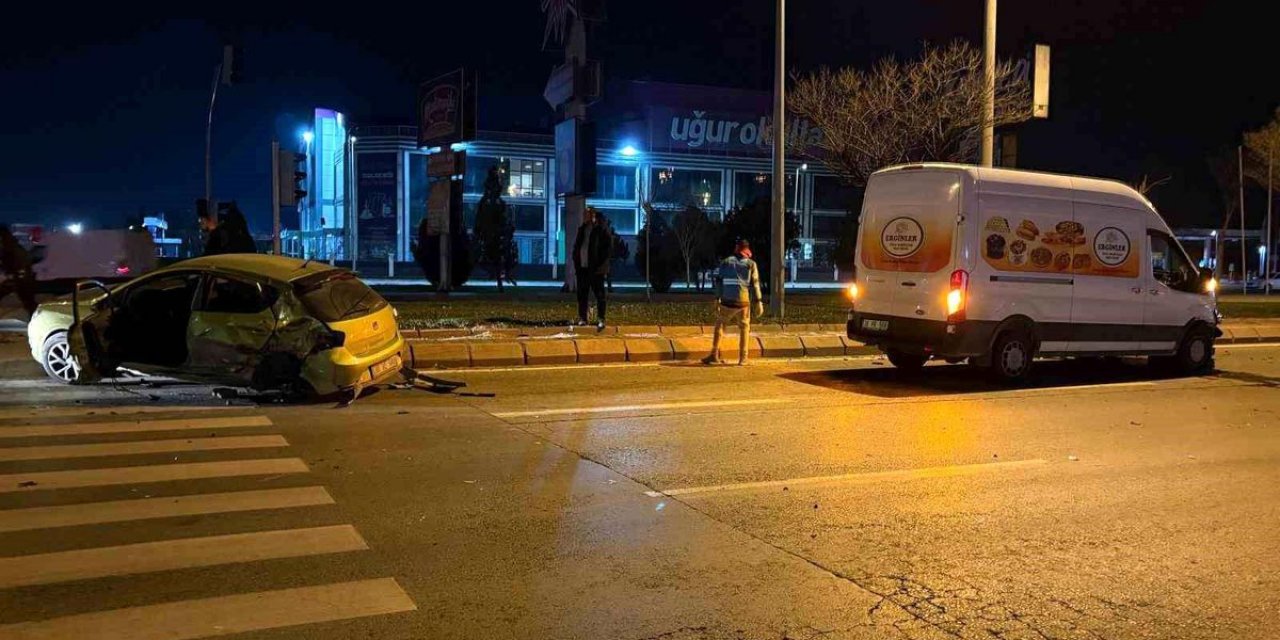 Kayseri'de Trafik Kazası: Otomobil Sürücüsü Yaralandı
