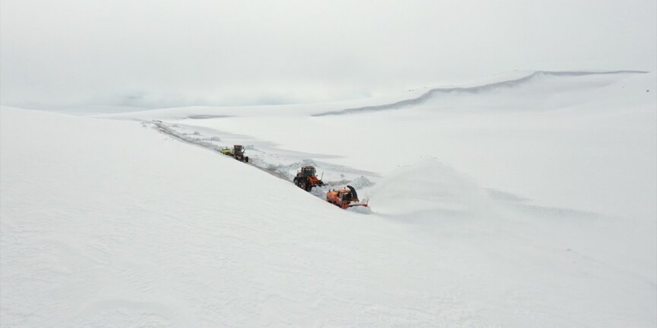 Ağrı'da Ekipler Nisan Ortasında Yoğun Karla Mücadele Çalışması Yürütüyor