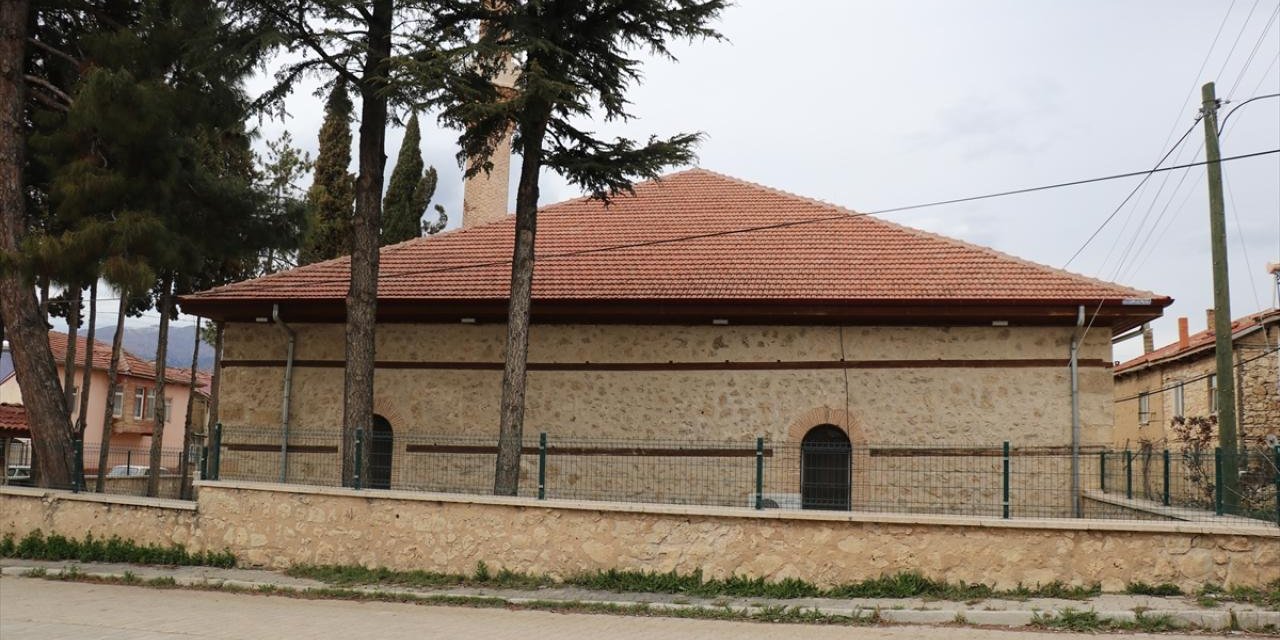 Isparta'da 8 Asırlık Afşar Cami Zamana Direniyor