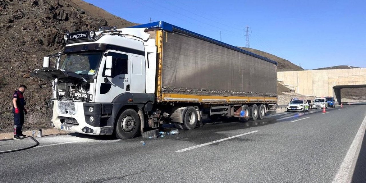 Erzincan-Sivas Karayolunda Tır Yangını