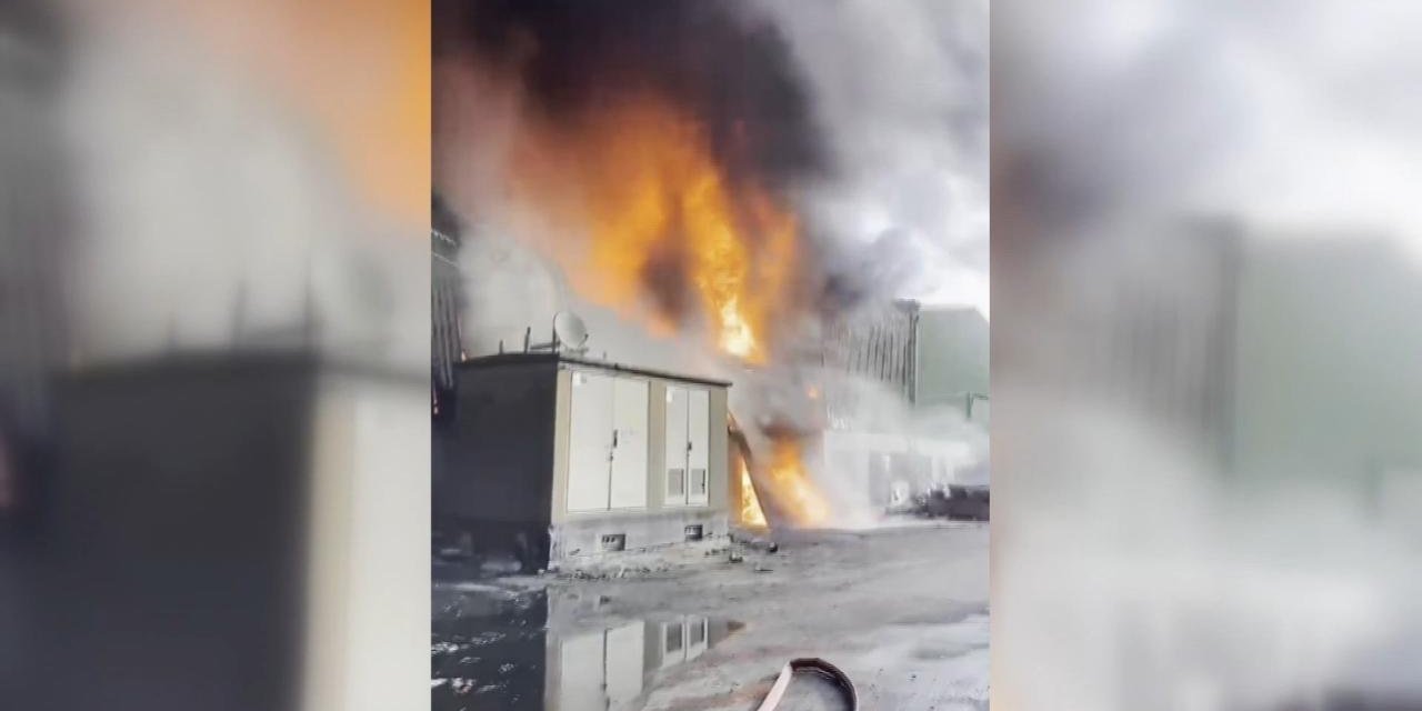 Adana'da Geri Dönüşüm Fabrikasında Çıkan Yangına Müdahale Ediliyor