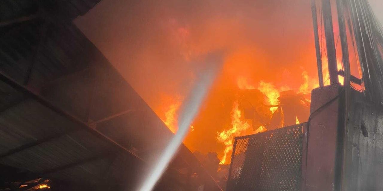 Adana'da Geri Dönüşüm Fabrikasında Çıkan Yangına Müdahale Ediliyor