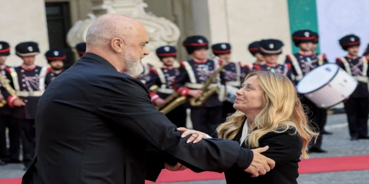 Edi Rama, Meloni'nin Karşısında Diz Çöktü