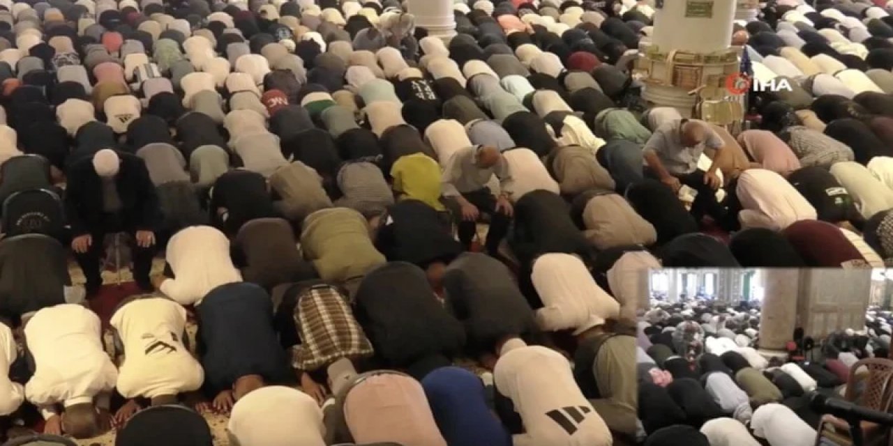 Mescid-i Aksa'da Cuma Namazı: 75 Bin Kişiyle Eda Edildi