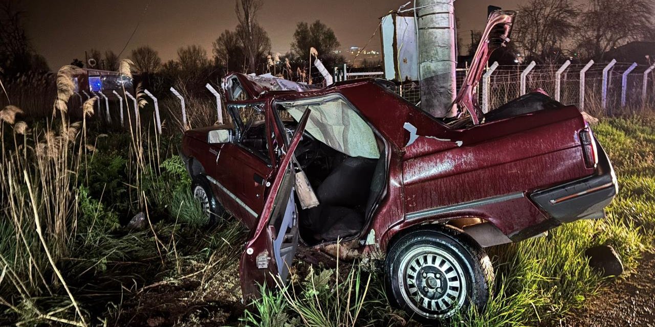 Kütahya'da Otomobil Beton Direğe Çarptı: 1 Öldü, 1 Yaralı