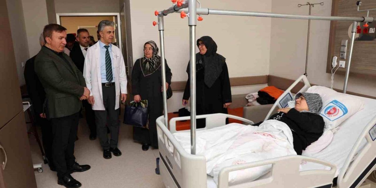 Vali Aydoğdu Hastaları Ziyaret Etti