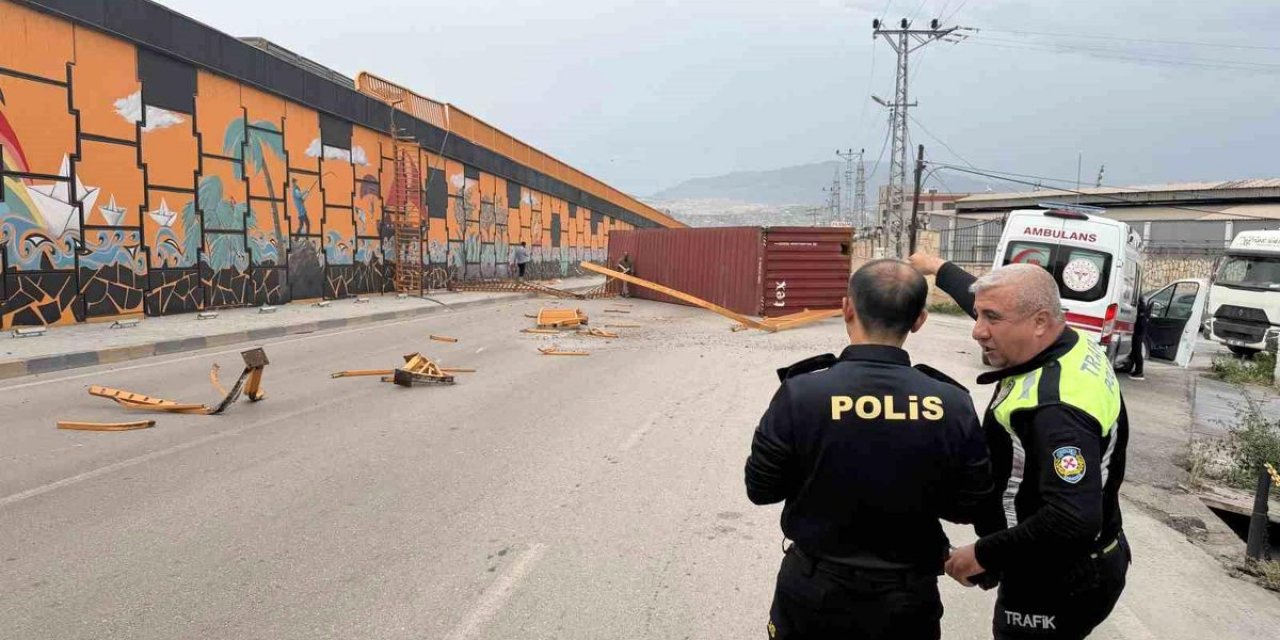 İskenderun'da Fırtına, Tırın Kontainerini Uçurdu
