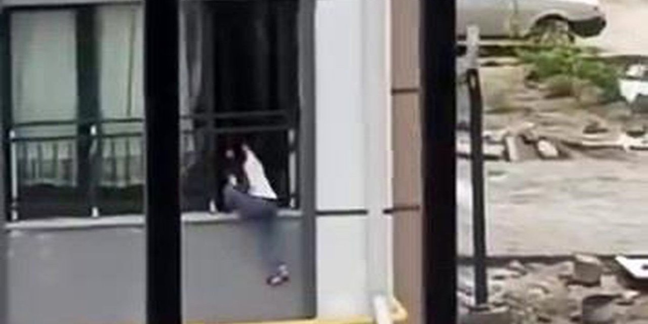 Hatay'da Çocuk Korkuluktan Düşme Tehlikesi Geçirdi