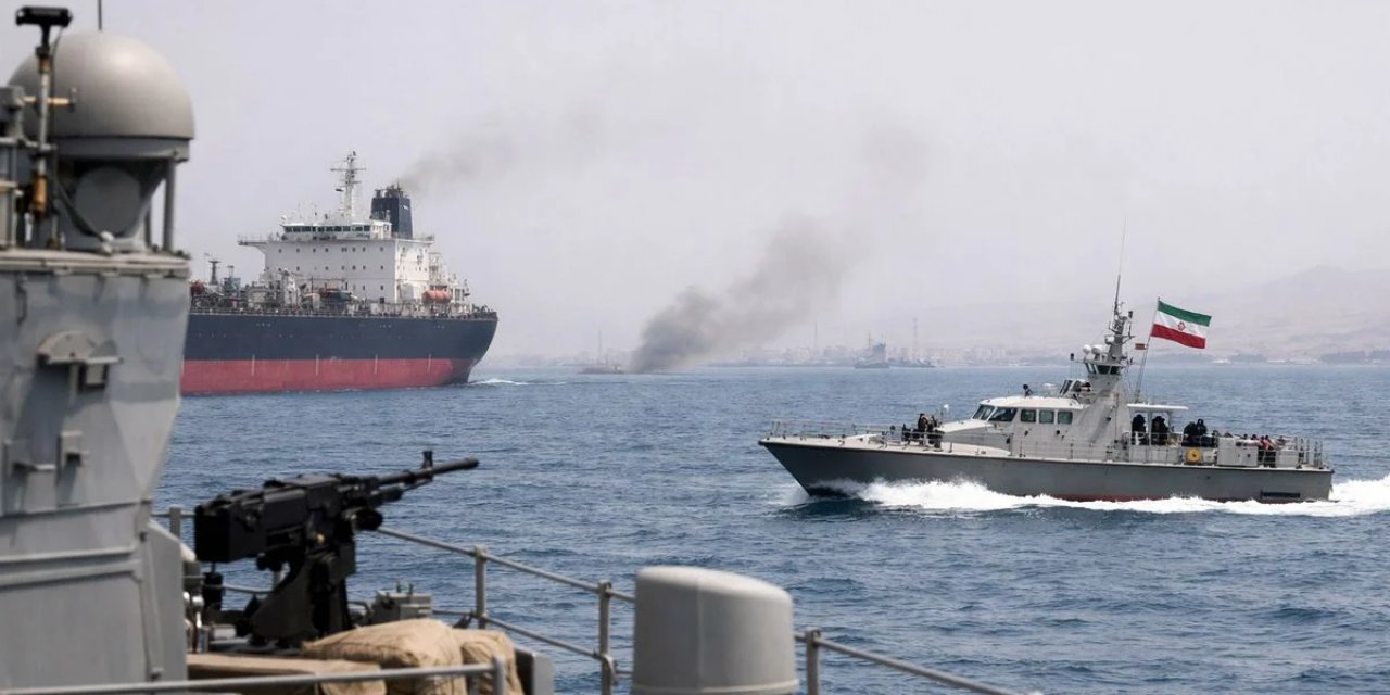 Yeniden Kapatılan Hürmüz'de Sıcak Dakikalar: 2 Gemiye Ateş Açıldı!