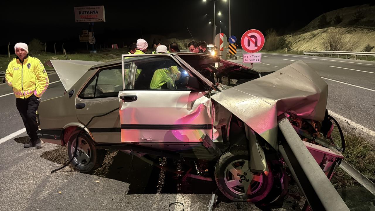 Kütahya'da Bariyere Çarpan Otomobilin Sürücüsü Ağır Yaralandı