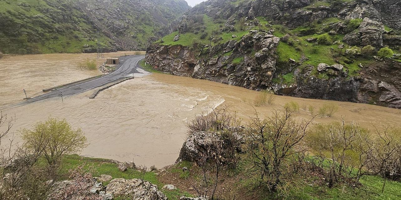 Hakkari'de Dere Taştı, Yol Kapandı