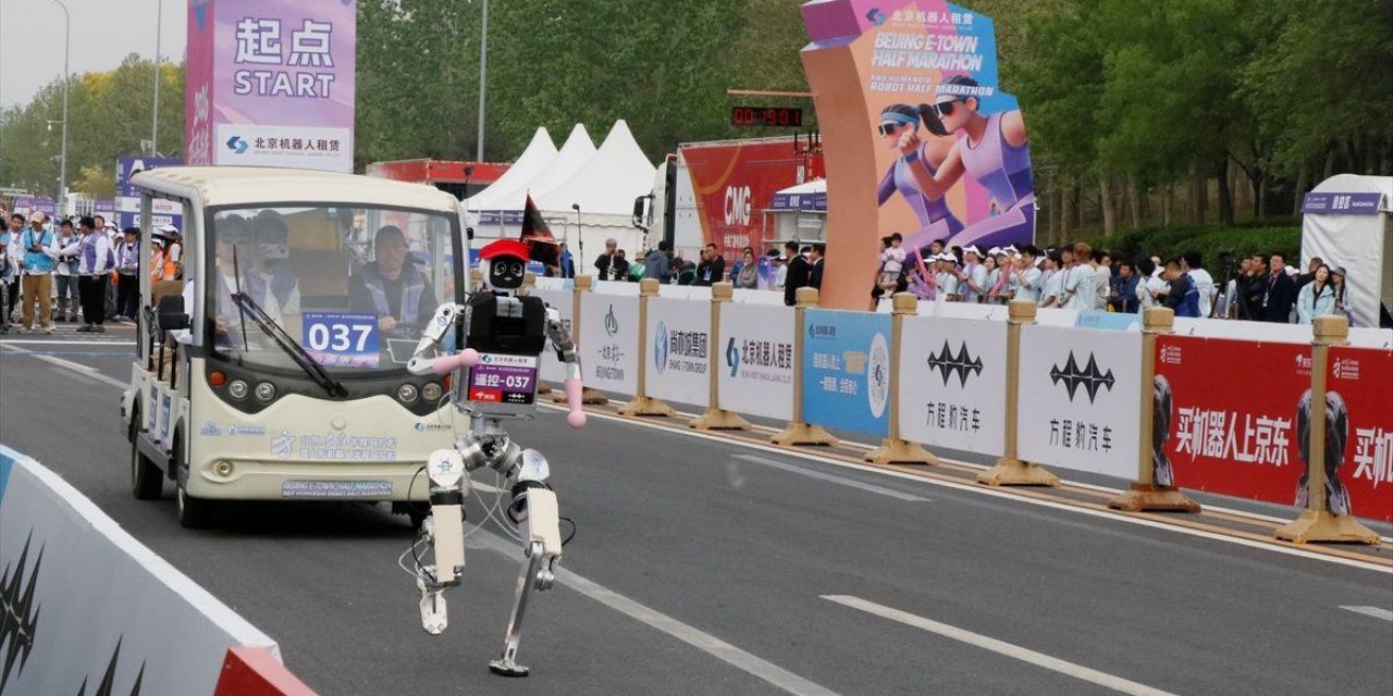 İnsansı Robotlar Yarı Maraton Rekoru Kırdı