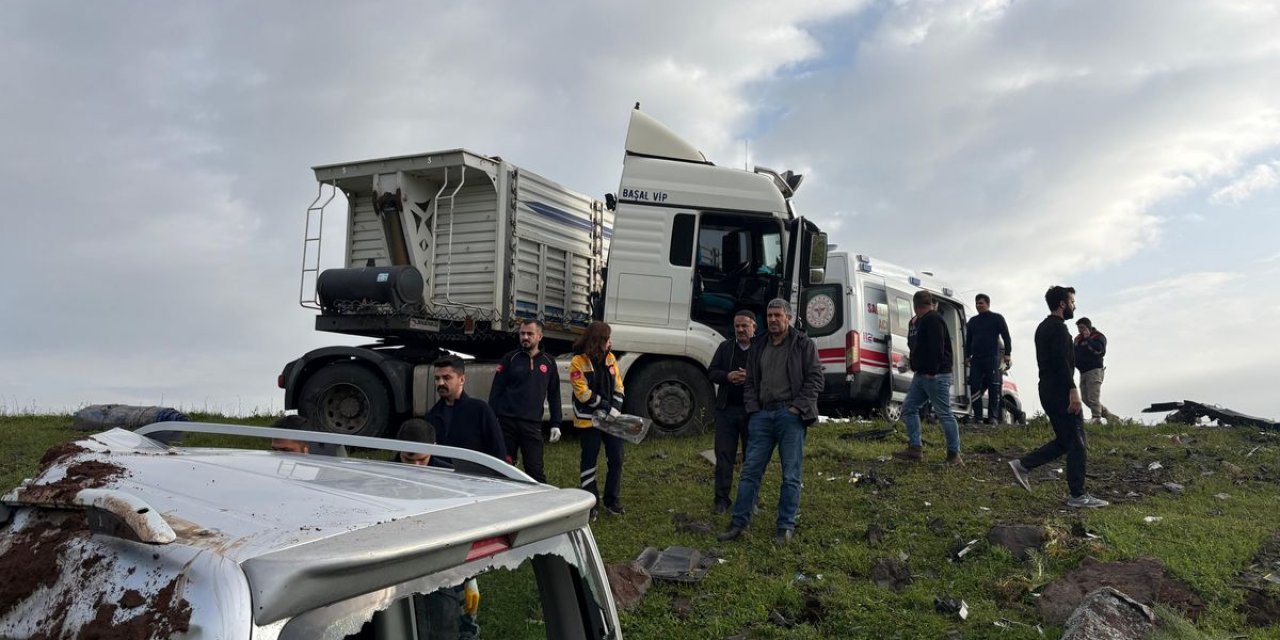 Şanlıurfa'da Tır İle Hafif Ticari Araç Çarpıştı: 2 Ölü, 1 Yaralı