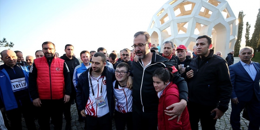 Bakan Kasapoğlu Ve Milli Sporcular 15 Temmuz Şehitler Anıtı'nı Ziyaret Etti