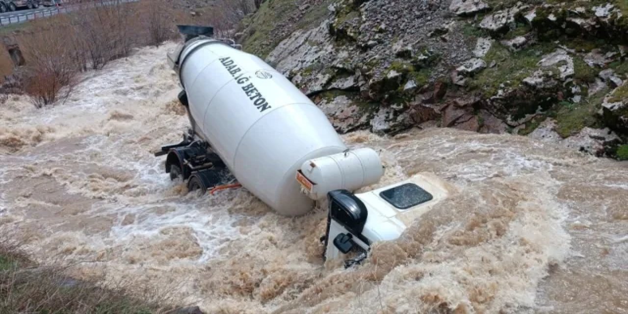 Bitlis'te Dereye Düşen Beton Mikserinin Sürücüsü Kayboldu