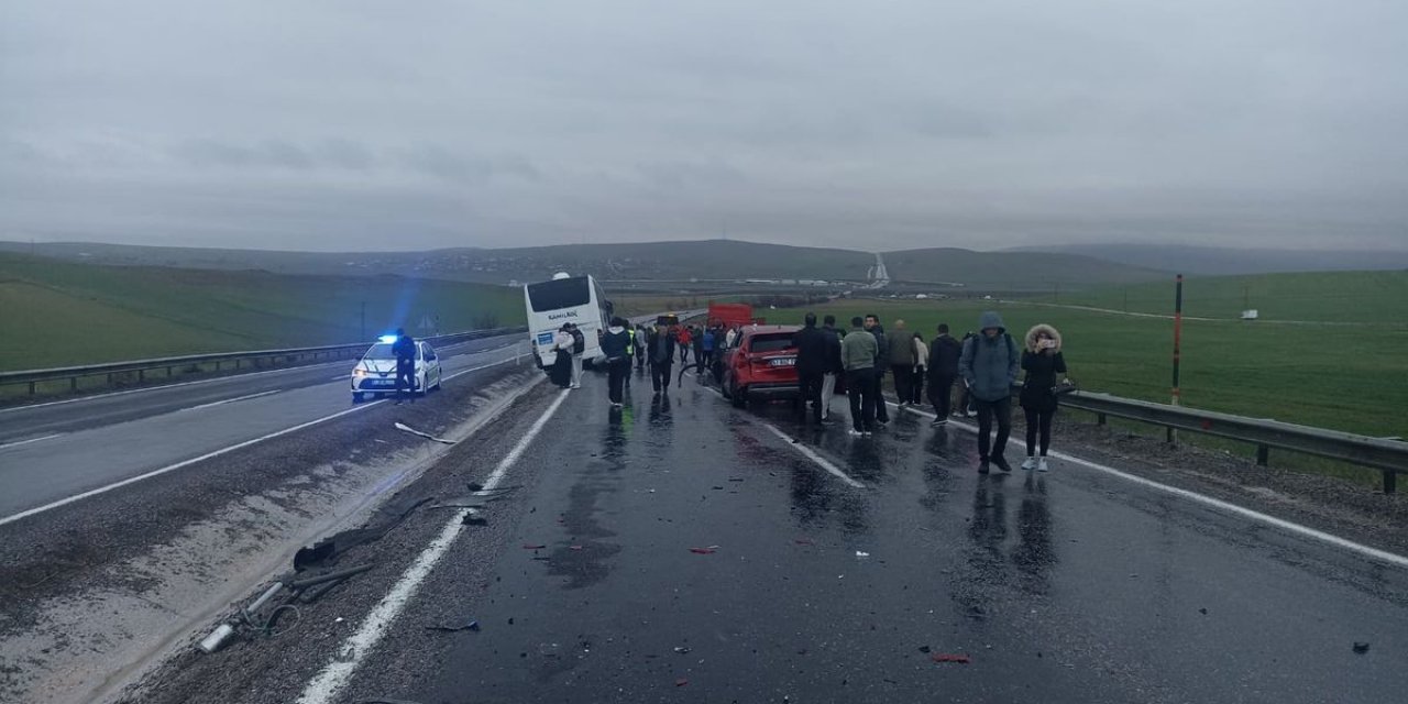 Kontrolden Çıkan Yolcu Otobüsü 10 Araca Çarparak Durabildi