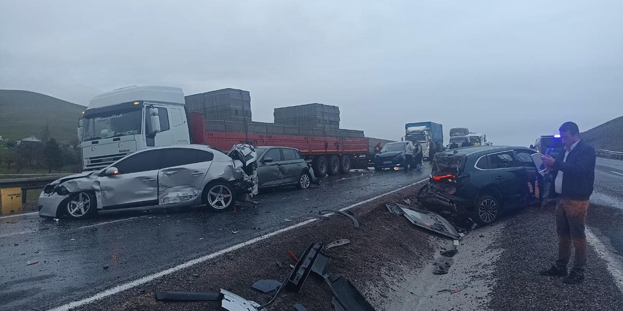 Aksaray’da Zincirleme Kaza: Yolcu Otobüsü 10 Araca Çarptı