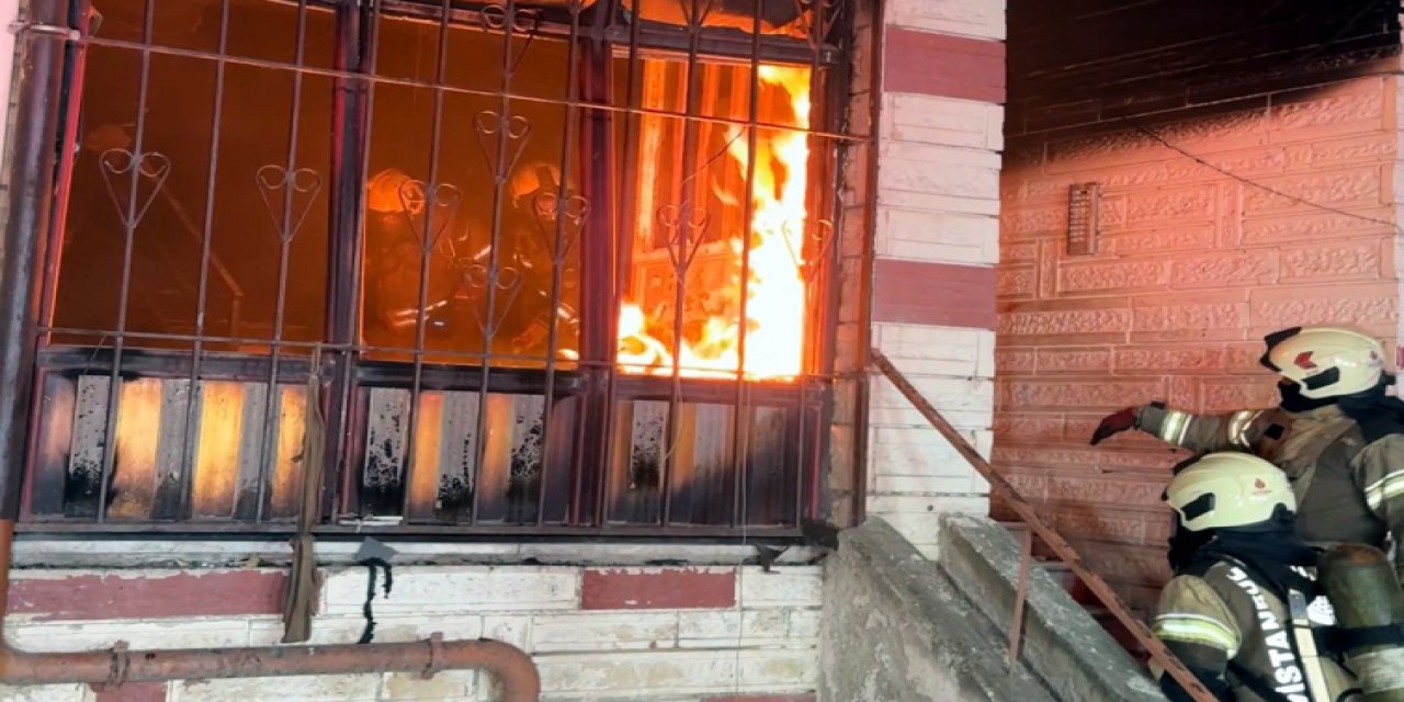 İstanbul'da 4 Katlı Binada Yangın Paniği: Mahsur Kalanlar Böyle Kurtarıldı