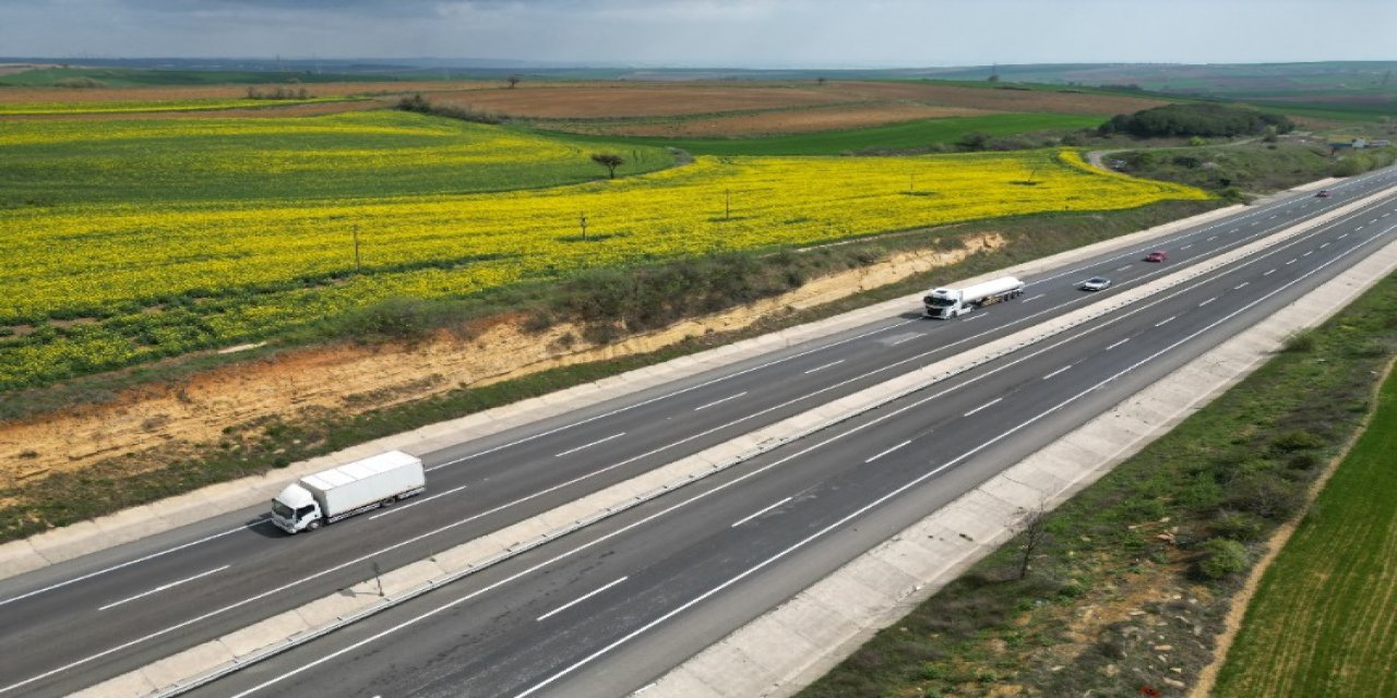 Tekirdağ'da Kanola Tarlaları Sürücülere Görsel Şölen Sunuyor