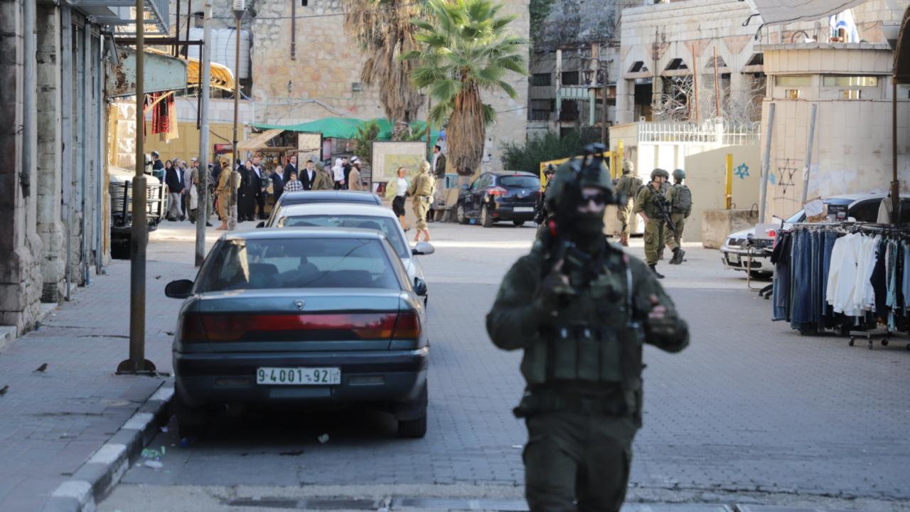 İşgalci İsrail Ordusu, Batı Şeria'daki Baskınlarda 50'den Fazla Filistinliyi Gözaltına Aldı