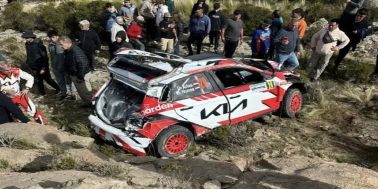 Arjantin'de Takla Atan Ralli Aracı Seyircilerin Arasına Daldı: 1 Ölü, 3 Yaralı