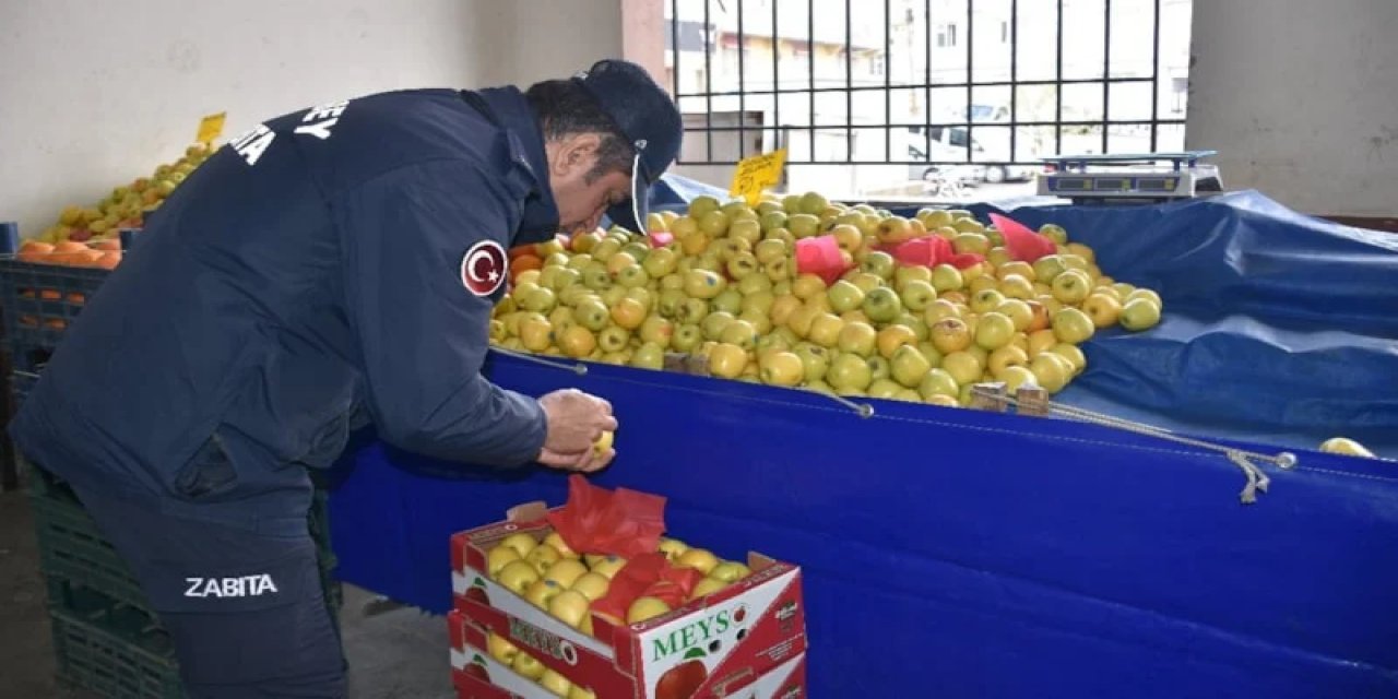 Gaziantep'te Pazarda Akılalmaz Hile: Çürük Elmaları Etiketle Gizledi