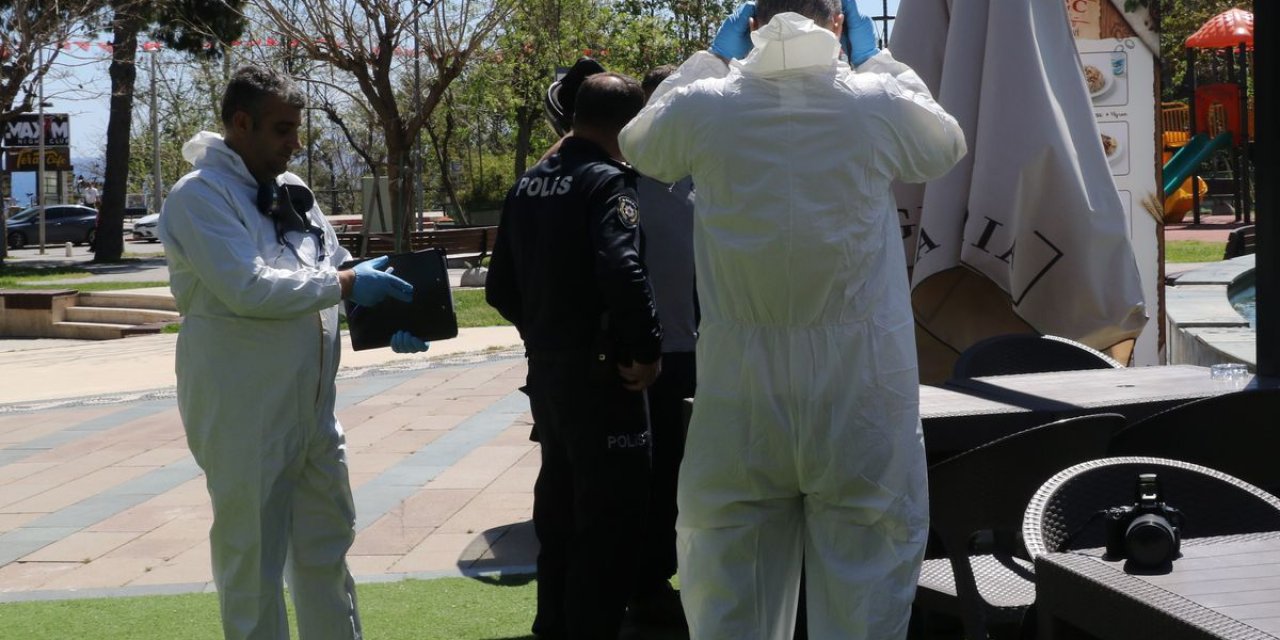 Kötü Kokudan Şüphelenerek Baktıkları Reklam Panosundan Tanınmayacak Halde Ceset Çıktı