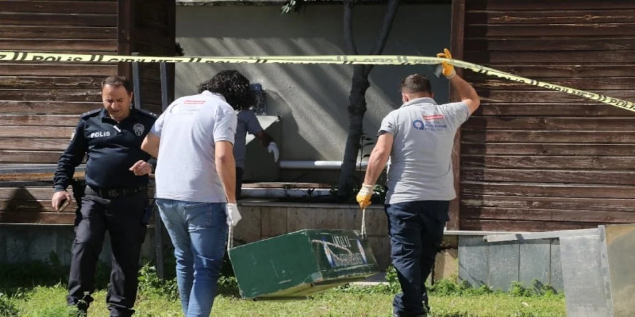 Antalya'da Kötü Kokudan Şüphelenip Baktılar: Tanınmayacak Halde Ceset Çıktı