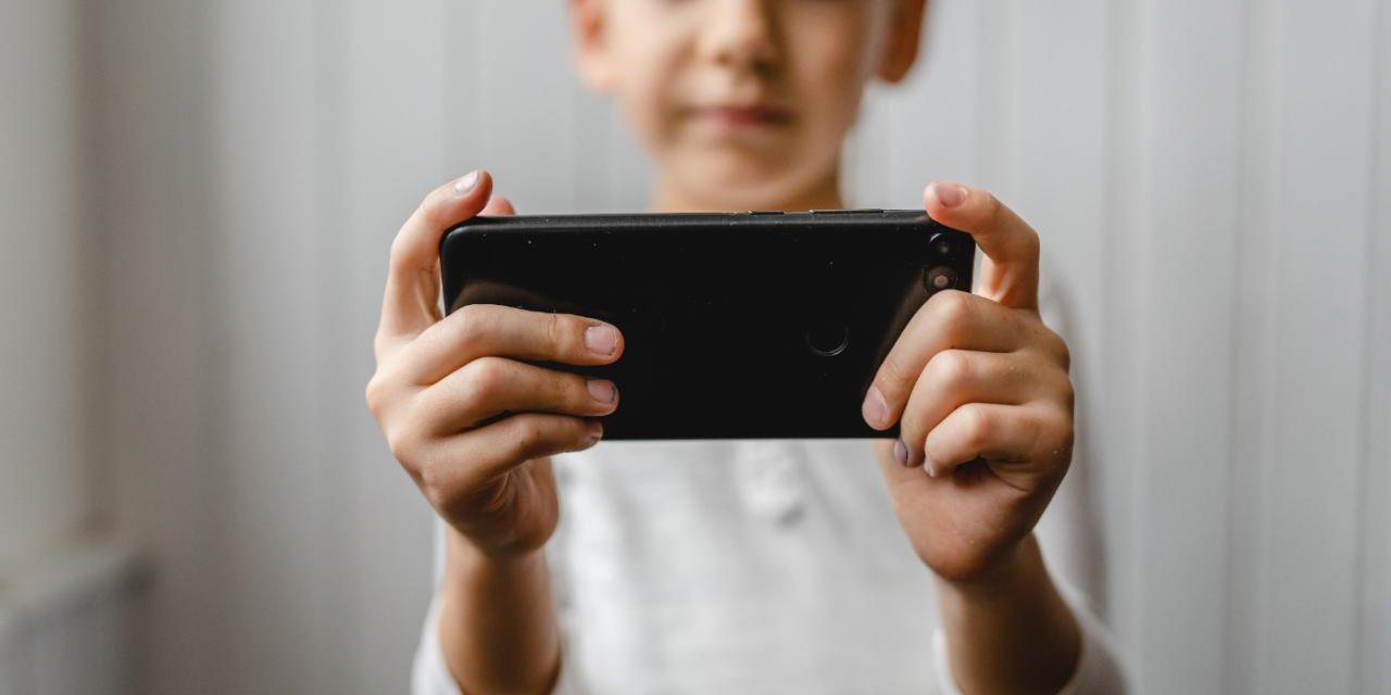 İngiltere'de Okullarda Akıllı Telefon Kullanımı Yasayla Yasaklanıyor