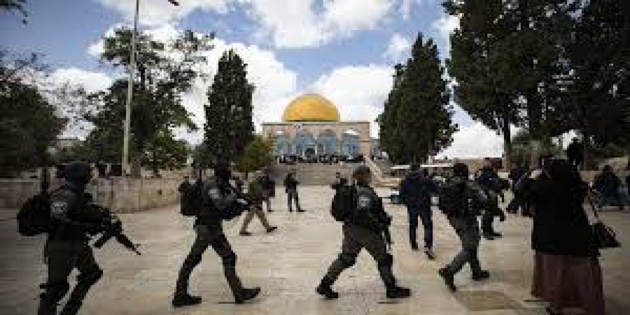 Filistin Topraklarını Gasbeden İsrailliler Polis Korumasında Mescid-i Aksa'ya Baskın Düzenledi