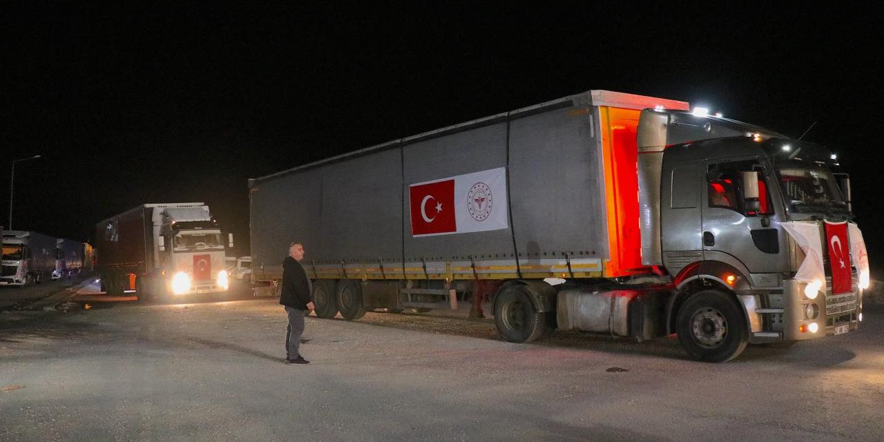 Türkiye'den İran'a 6 Tırlık Tıbbi Yardım Yola Çıkıyor