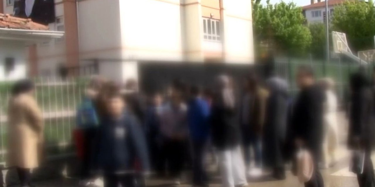 Sincan'da Öğrenci Tabancayla Okula Geldi