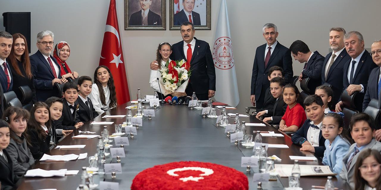 23 Nisan'da Milli Eğitim Bakanlığı Koltuğuna 11 Yaşındaki Defne Oturdu