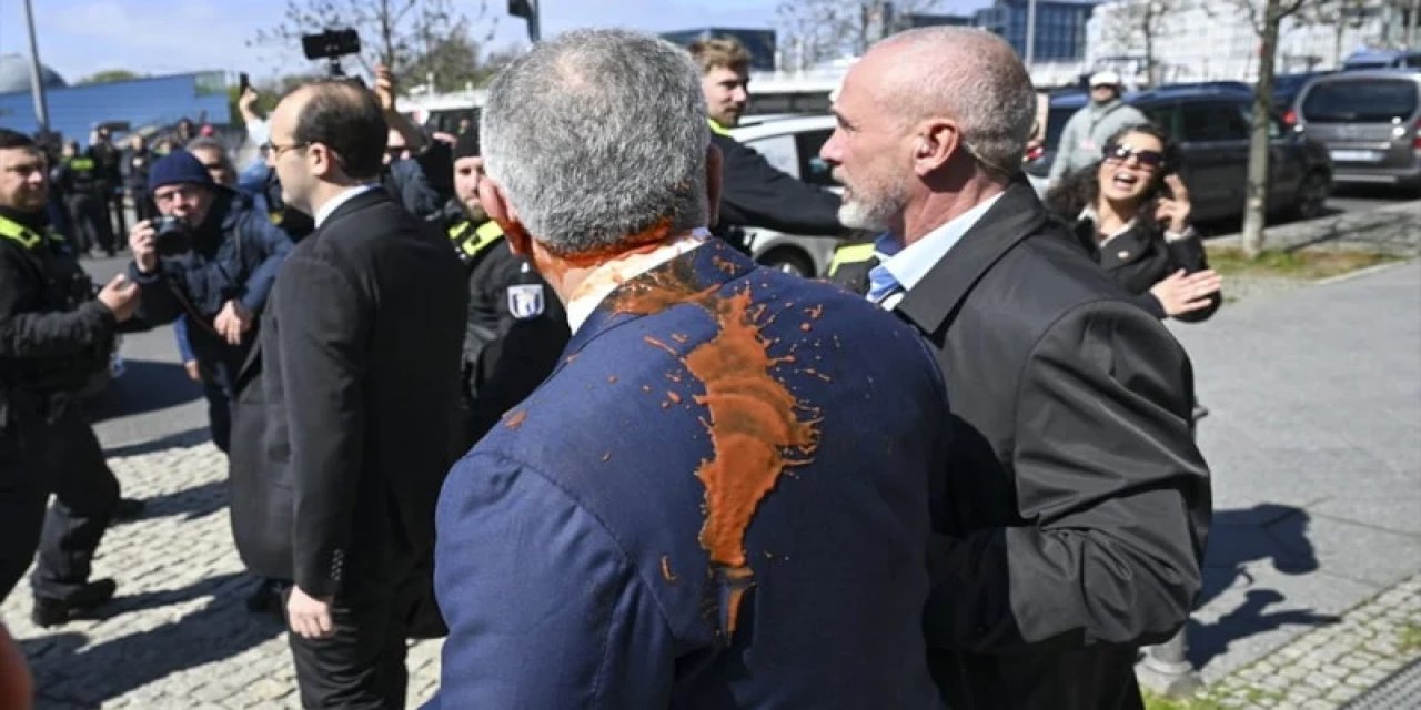 Almanya'da İran'ın Devrik Şah'ının Oğlu Pehlevi'ye Kırmızı Sıvı Atıldı