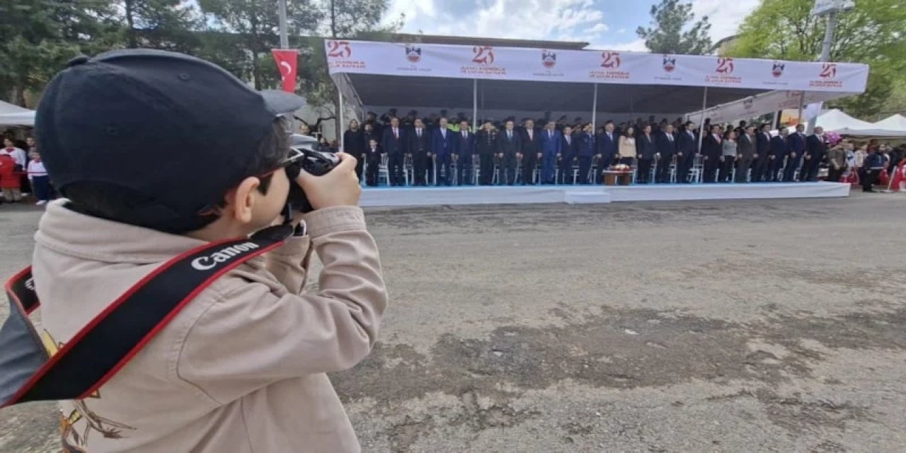 23 Nisan’ın Minik Muhabiri: 6 Yaşındaki İbrahim Efe Objektifiyle İlgi Odağı Oldu