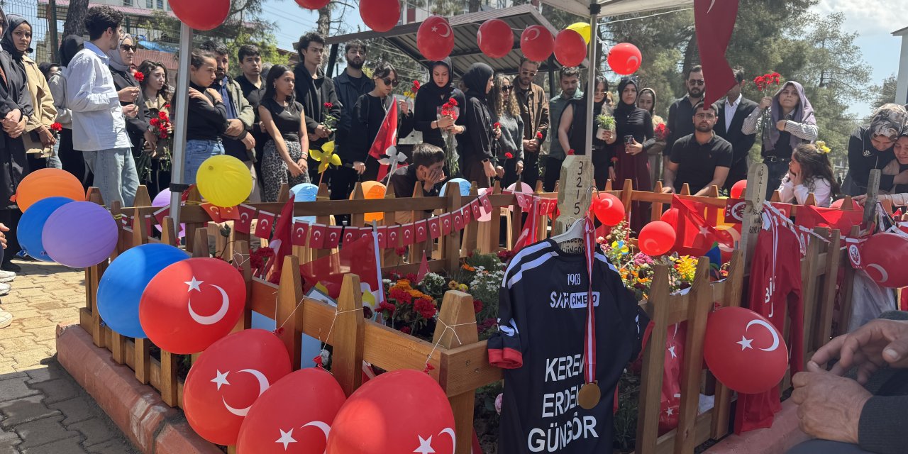 Kahramanmaraş'ta Okul Saldırısında Hayatını Kaybeden Çocuklar 23 Nisan'da Mezarları Başında Anıldı