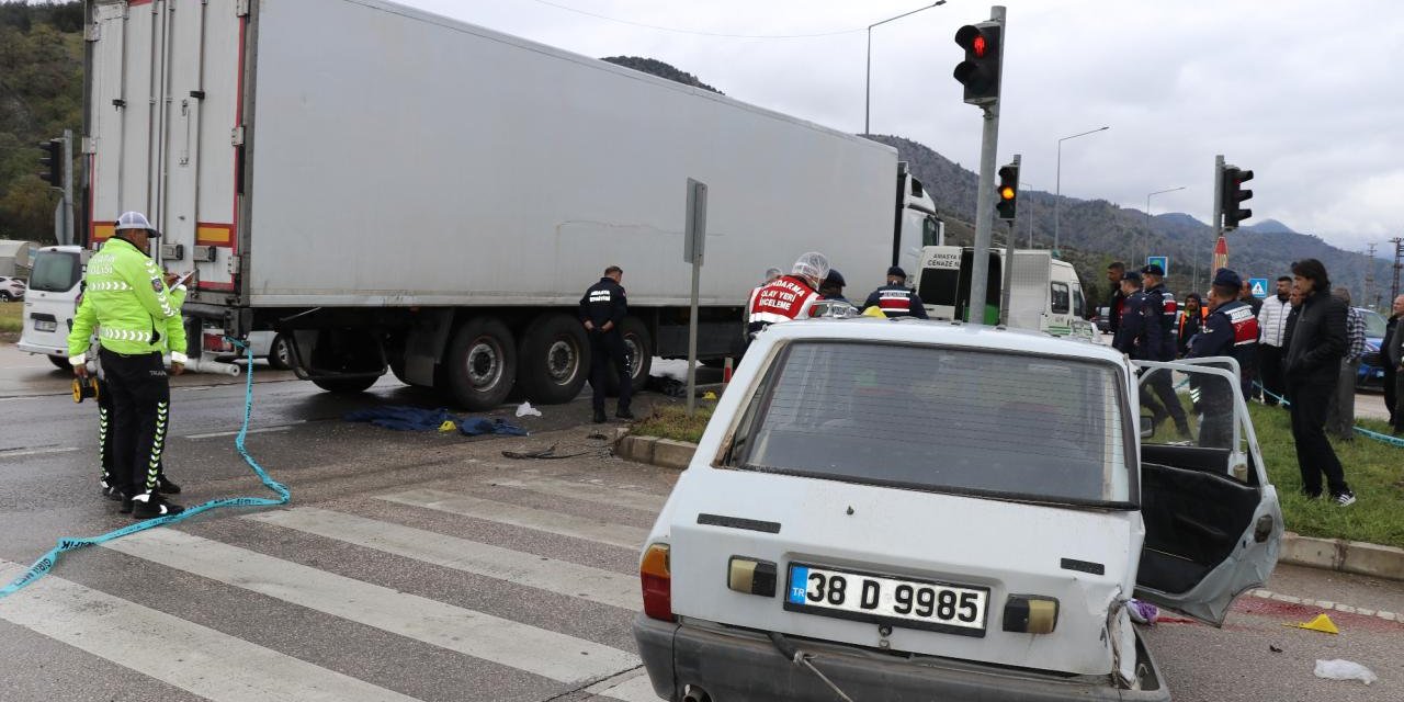 Amasya'da Tırla Otomobil Çarpıştı: 10 Aylık Bebek Öldü, 4 Kişi Yaralandı