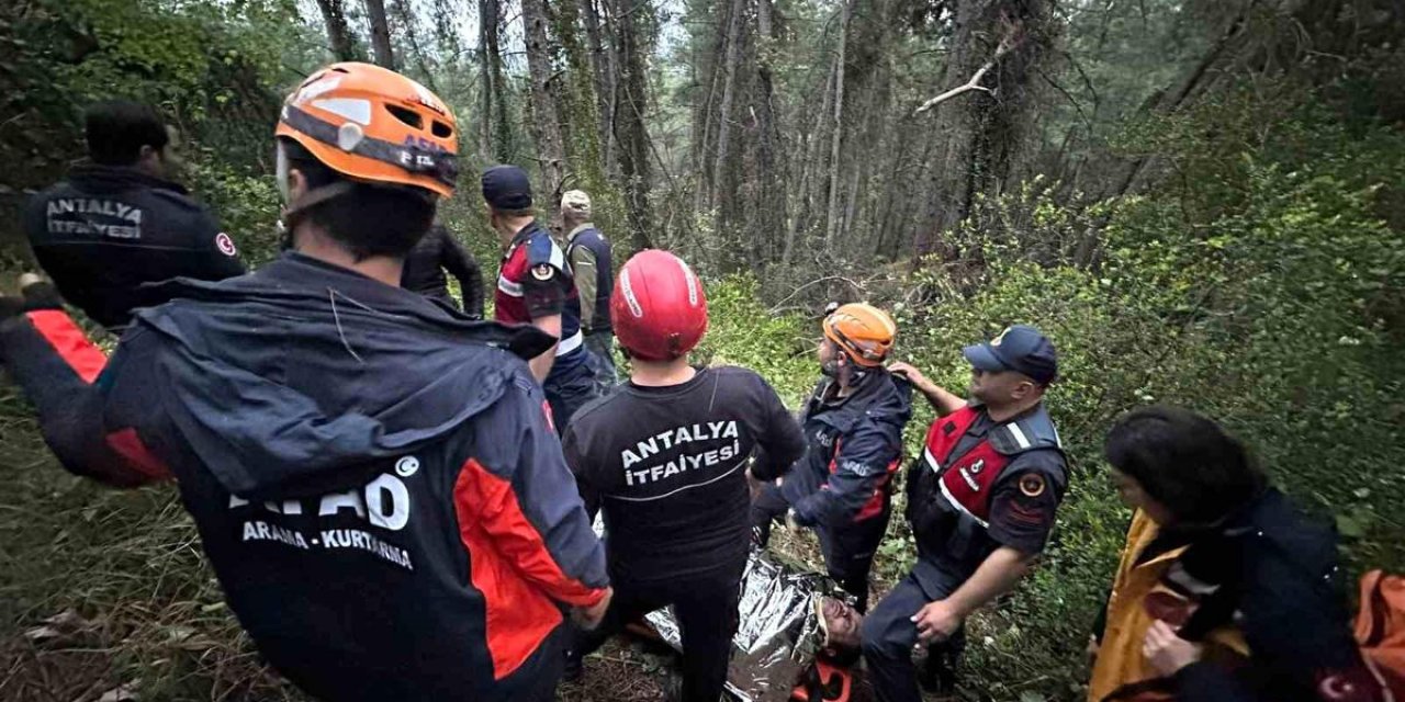 Antalya'da 80 Metrelik Uçuruma Yuvarlanan Adam Yaralı Olarak Kurtarıldı