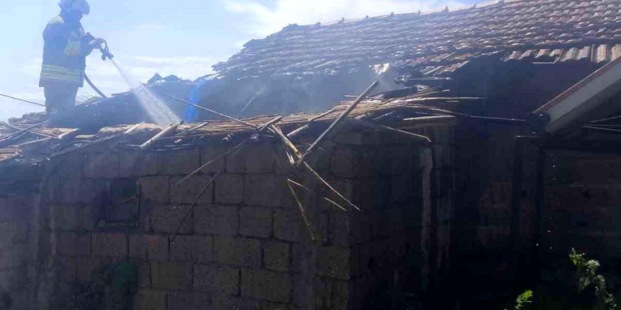 Hatay'da Müstakil Ev Alevlere Teslim Oldu