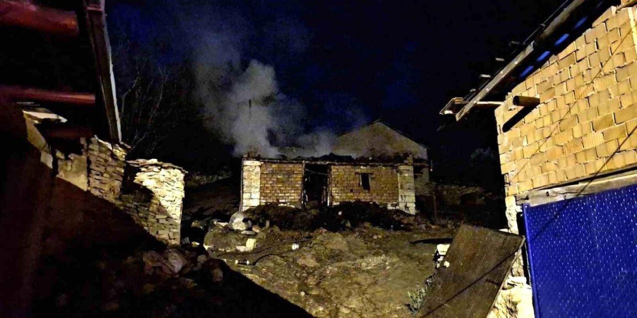 Emet'te Samanlık ve Ahır Yangını Korkuttu