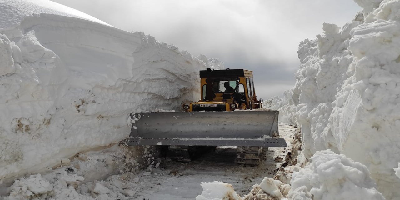 Şırnak'ta Kar Kalınlığının 5 Metreye Ulaştığı Faraşin Yaylası'nın Yolu Ulaşıma Açıldı