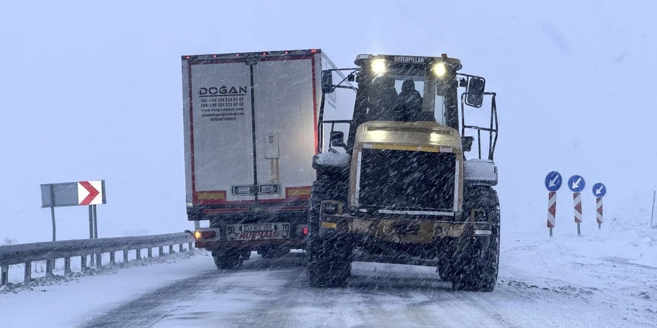 Ardahan-Şavşat ve Ardanuç Kara Yolunda Tır Geçişlerine Kar Engeli