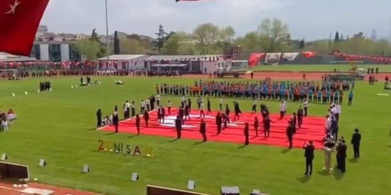 23 Nisan'da Yere Serilen Türk Bayrağı Görüntüsü Olay Oldu! Cumhurbaşkanlığı'ndan Açıklama Var