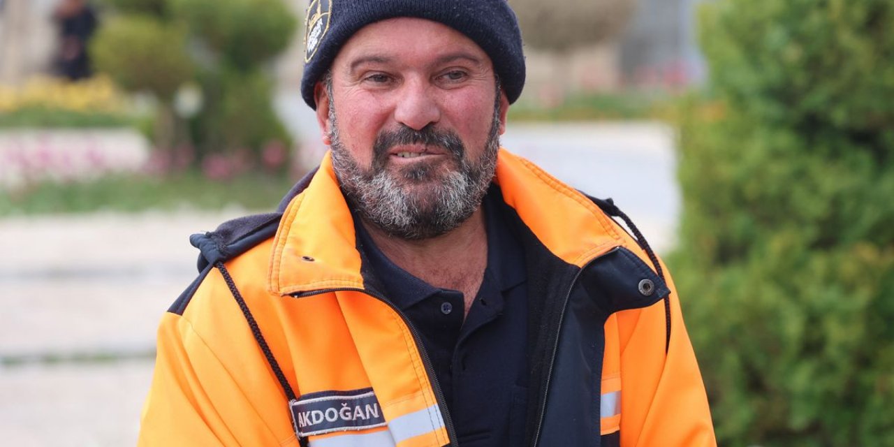 Temizlik İşçisinden Örnek Davranış! Altın Dolu Kutuyu Polise Teslim Etti