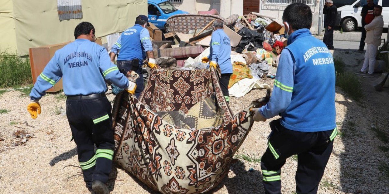 Sahiplerinin Yaşamını Yitirdiği Evden 1 Kamyon Çöp Çıkarıldı