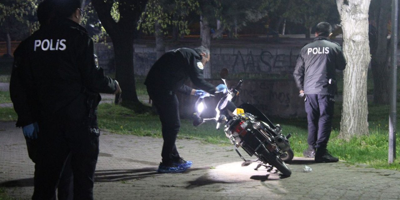 Parkta İki Grup Tabanca Ve Bıçakla Birbirine Girdi: 2 Yaralı